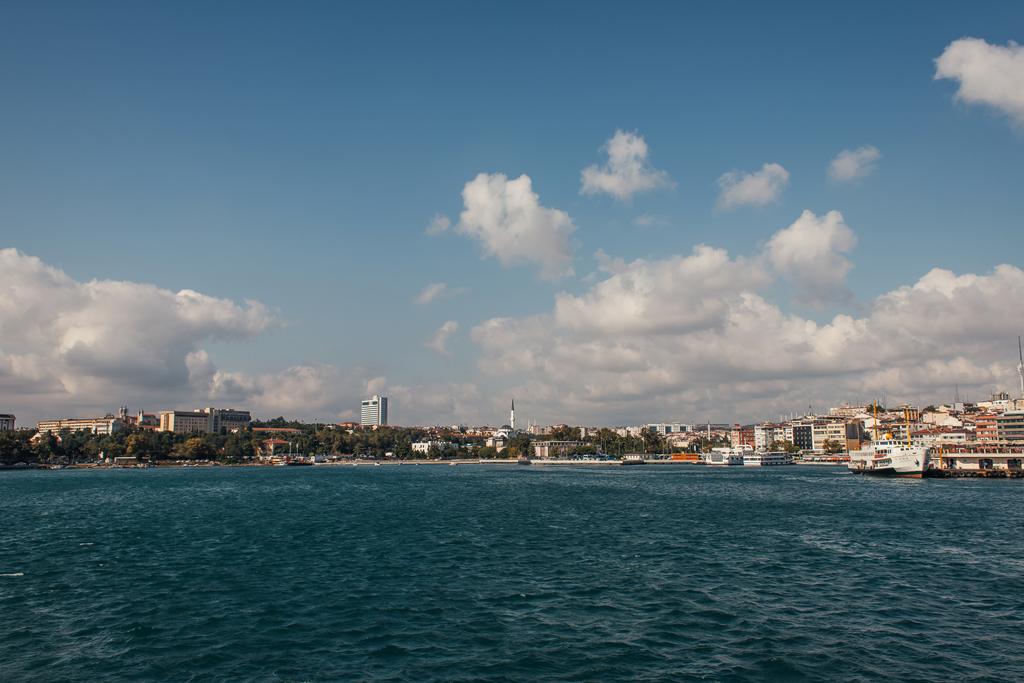 Morze i budynki na wybrzeżu Stambułu z niebem w tle, Turcja  - Zdjęcie, obraz