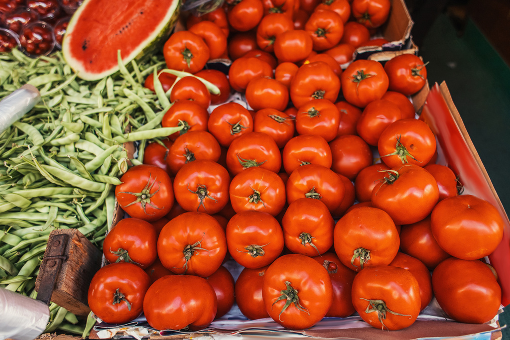 Vue grand angle des tomates mûres et des haricots sur le stand du marché extérieur - Photo, image