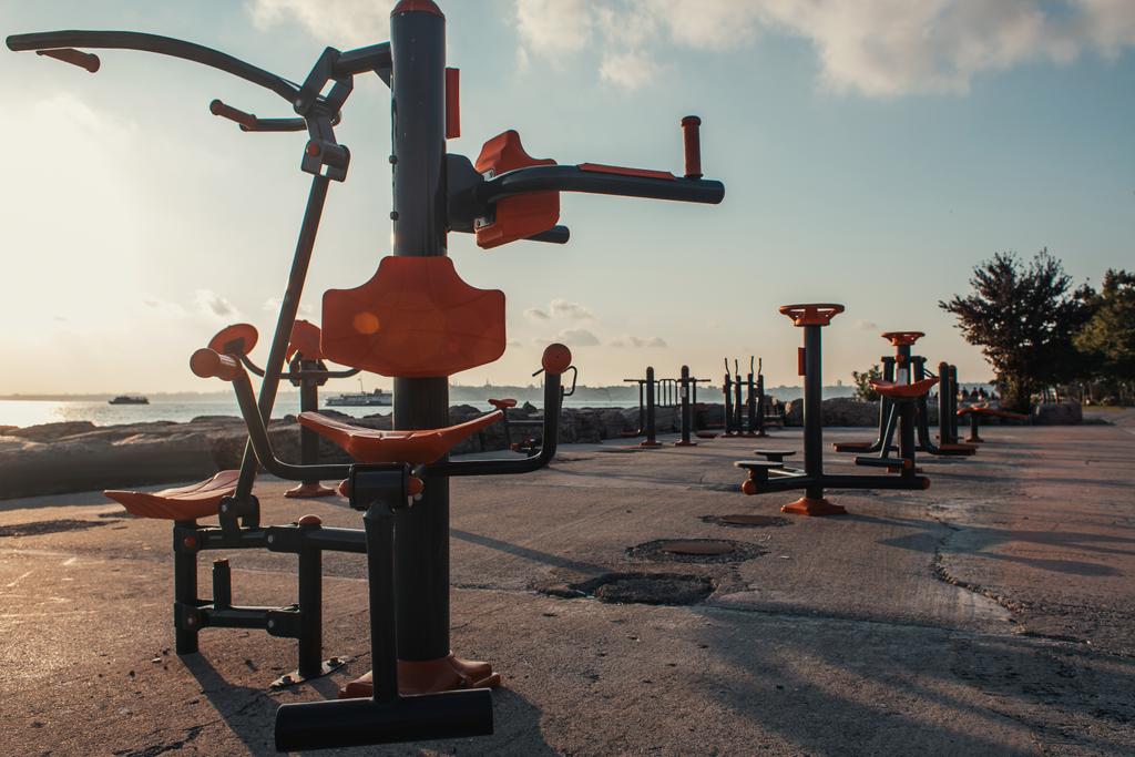 Αθλητικός εξοπλισμός σε παραλία κοντά στη θάλασσα στην Κωνσταντινούπολη, Τουρκία  - Φωτογραφία, εικόνα