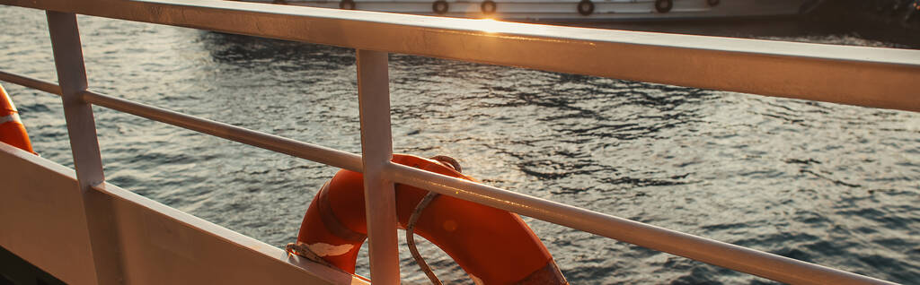Lifebuoy em trilhos de navio com mar no fundo, bandeira  - Foto, Imagem