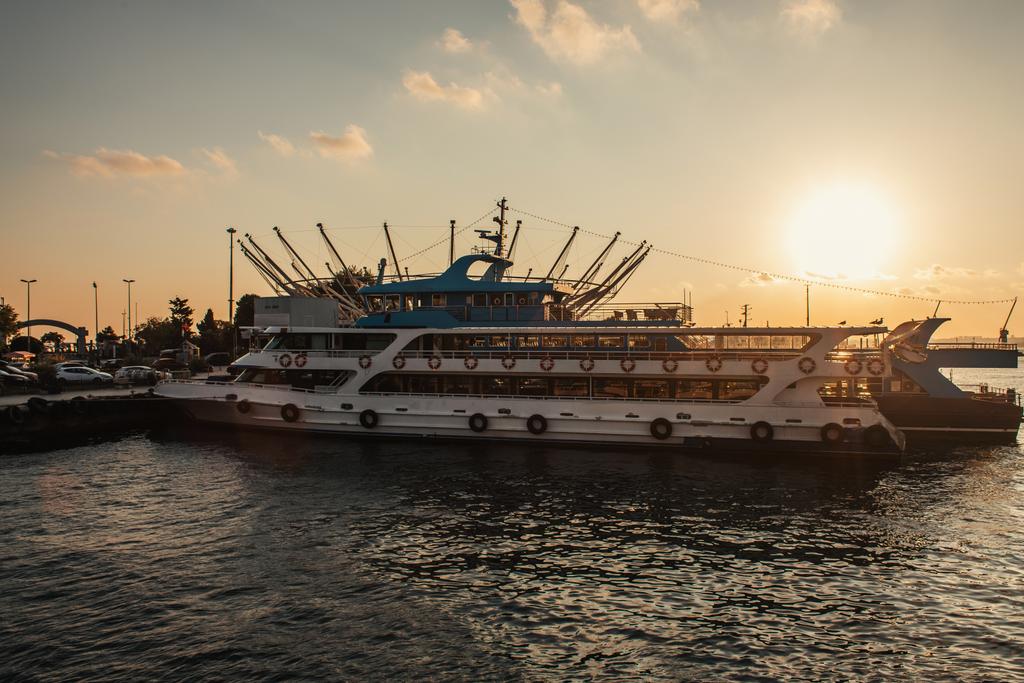 Barcos cerca de muelle con cielo al atardecer en el fondo, Estambul, Turquía  - Foto, imagen