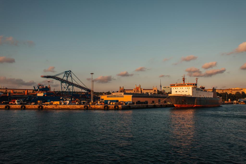 Грузовое судно пришвартовано возле порта на закате, Стамбул, Турция  - Фото, изображение