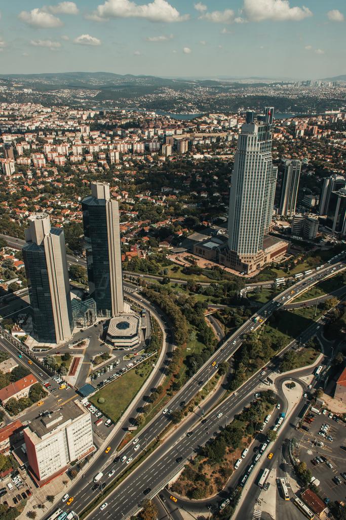 letecký pohled na město s mrakodrapy a silnicemi, Istanbul, Turecko - Fotografie, Obrázek