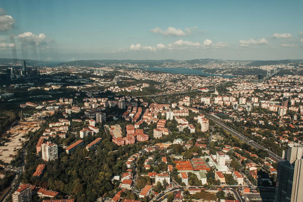 vista aérea de la ciudad de Estambul con cielo nublado - Foto, Imagen