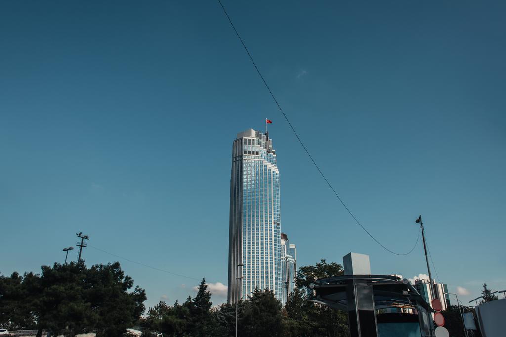 haut, bâtiments contemporains contre ciel sans nuages - Photo, image