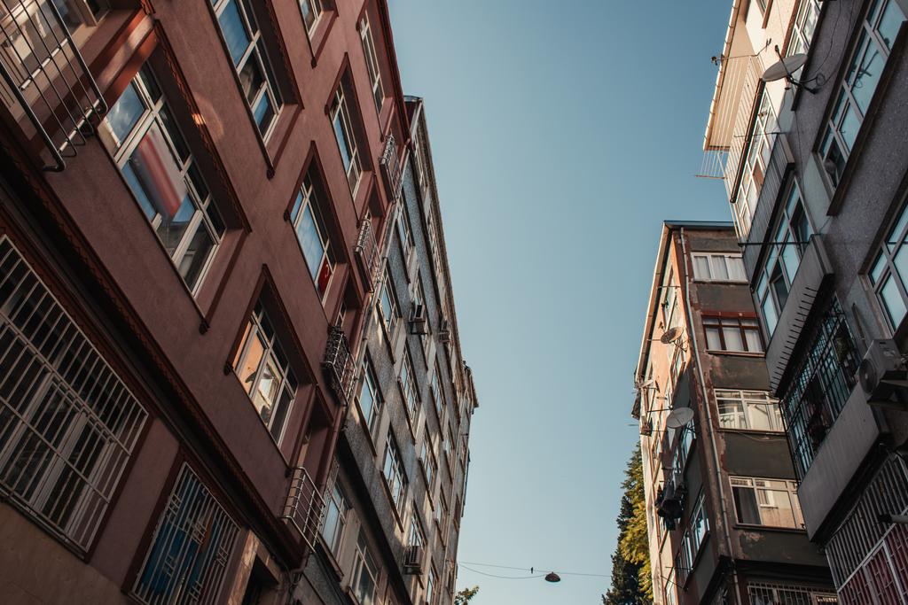 Blick auf zeitgenössische Gebäude vor blauem Himmel - Foto, Bild