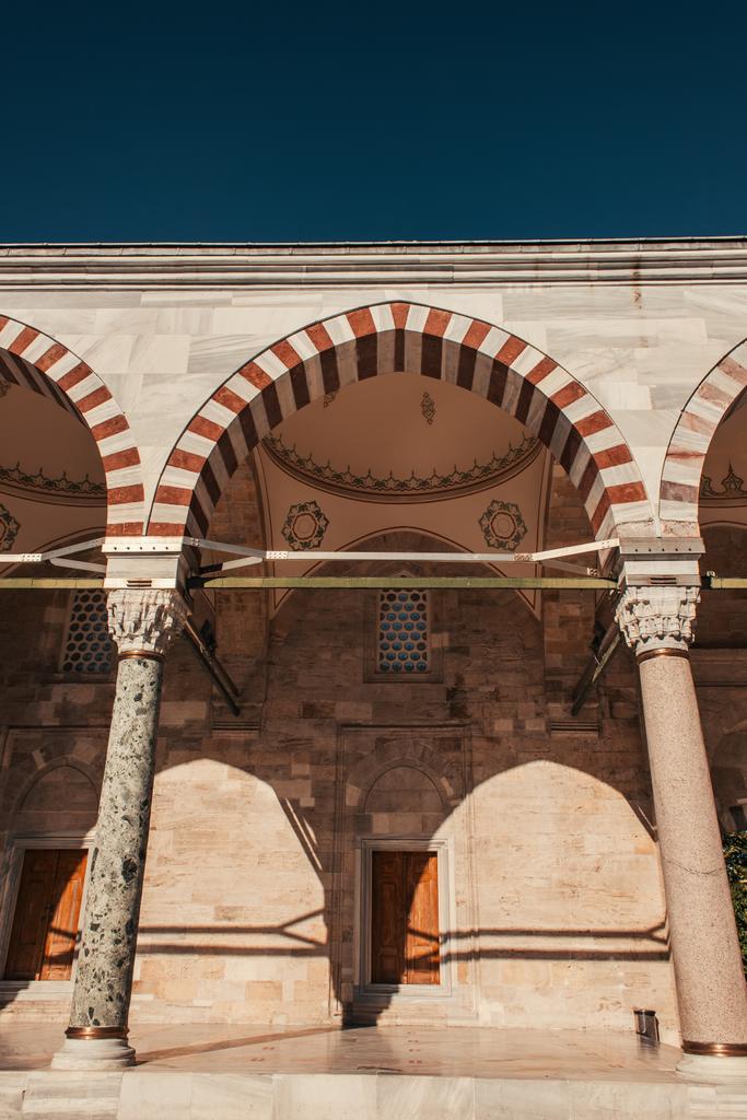 wewnętrzny dziedziniec meczetu Mihrimah Sultan, z ozdobionymi łukami i kolumnami, Stambuł, Turcja - Zdjęcie, obraz