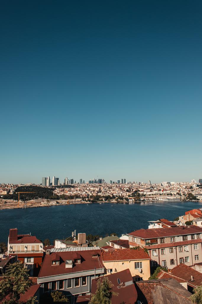 paisagem urbana, e vista do estreito de Bósforo contra o céu azul, Istambul, Turquia - Foto, Imagem
