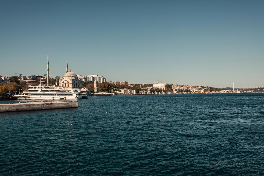 widok na wybrzeże z cumowanymi statkami w Stambule, Turcja - Zdjęcie, obraz