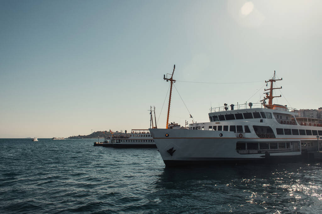 cielo blu e senza nubi sulle navi che galleggiano sullo stretto del Bosforo - Foto, immagini