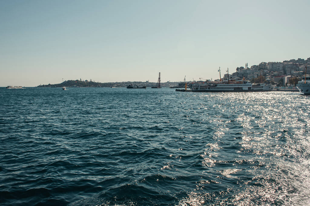 kilátás a kikötött hajókra és városra a Boszporusz-szorosból, Isztambul, Törökország - Fotó, kép
