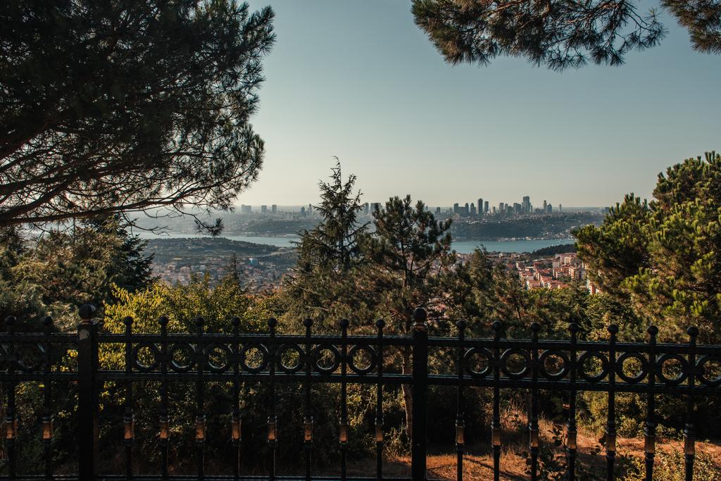 kerítés, zöld fák és kilátás a városra a Boszporusz szorossal - Fotó, kép