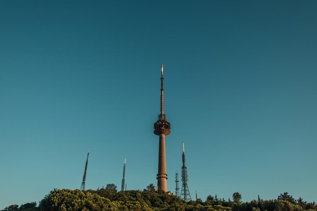 cielo azul sobre las torres de radio y televisión  - Foto, Imagen