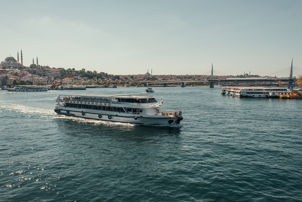 widok na miasto z cieśniny Bosfor ze statkami pływającymi i zacumowanymi, Stambuł, Turcja - Zdjęcie, obraz