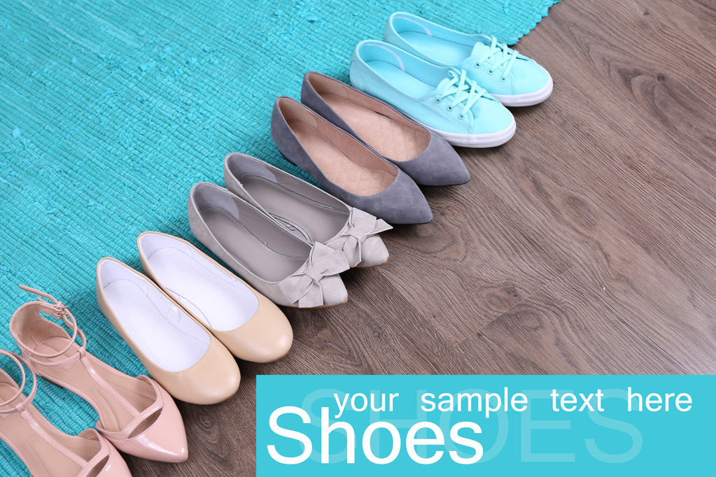 Zapatos de moda femeninos en alfombra azul
  - Foto, Imagen