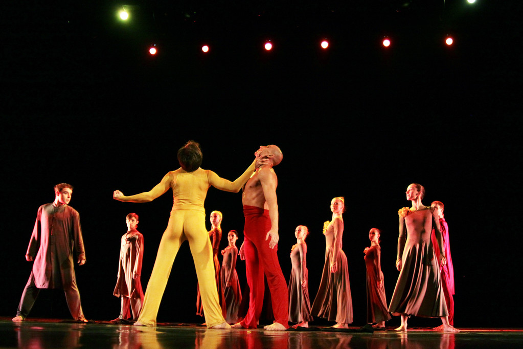 Membros do Yevgeny Panfilov Ballet Studio de Perm realizar "Romeu e Julieta" durante IFMC em novembro 22, 2013 em Vitebsk, Belarus
 - Foto, Imagem