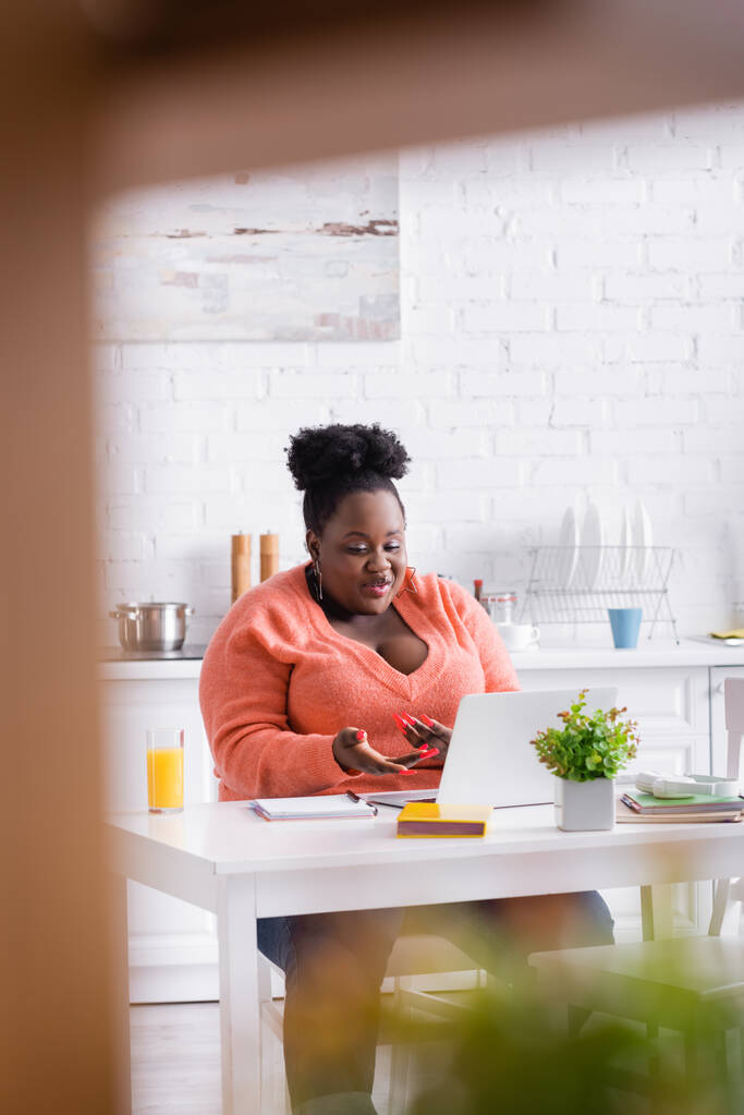 glücklich afrikanisch-amerikanische plus size Freelancer mit Laptop zu Hause - Foto, Bild