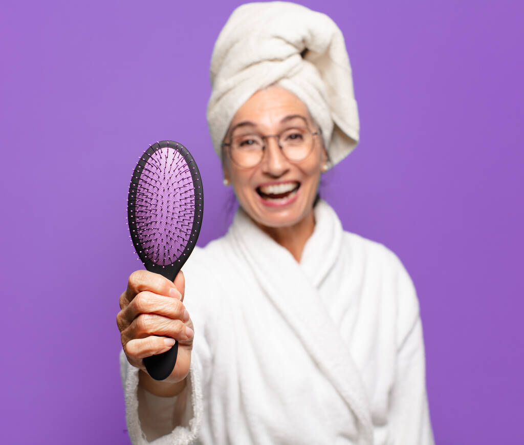 senior bonita mujer con un cepillo de pelo - Foto, imagen