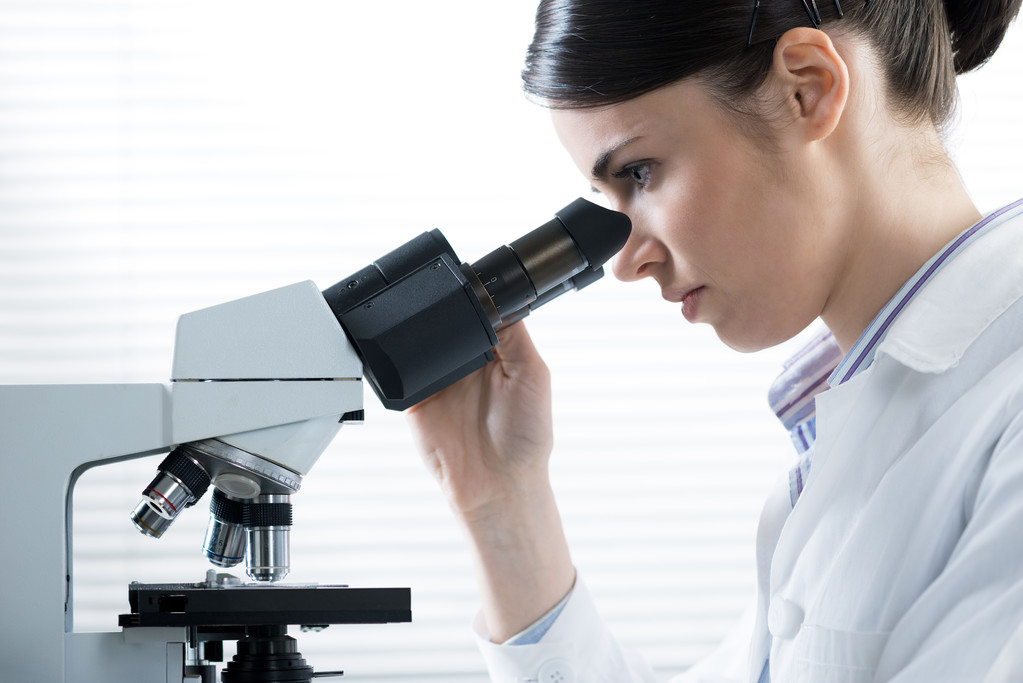 Женщина-исследователь с помощью микроскопа
 - Фото, изображение