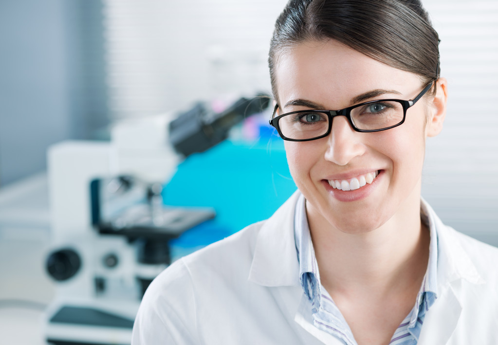 Investigadora femenina en el laboratorio de química
 - Foto, Imagen