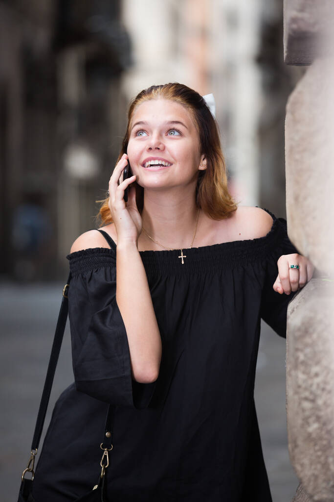 Chica alegre hablando en el teléfono móvil - Foto, Imagen