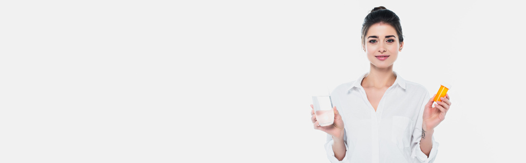 Bella donna con un bicchiere d'acqua e pillole isolate sul bianco, striscione - Foto, immagini