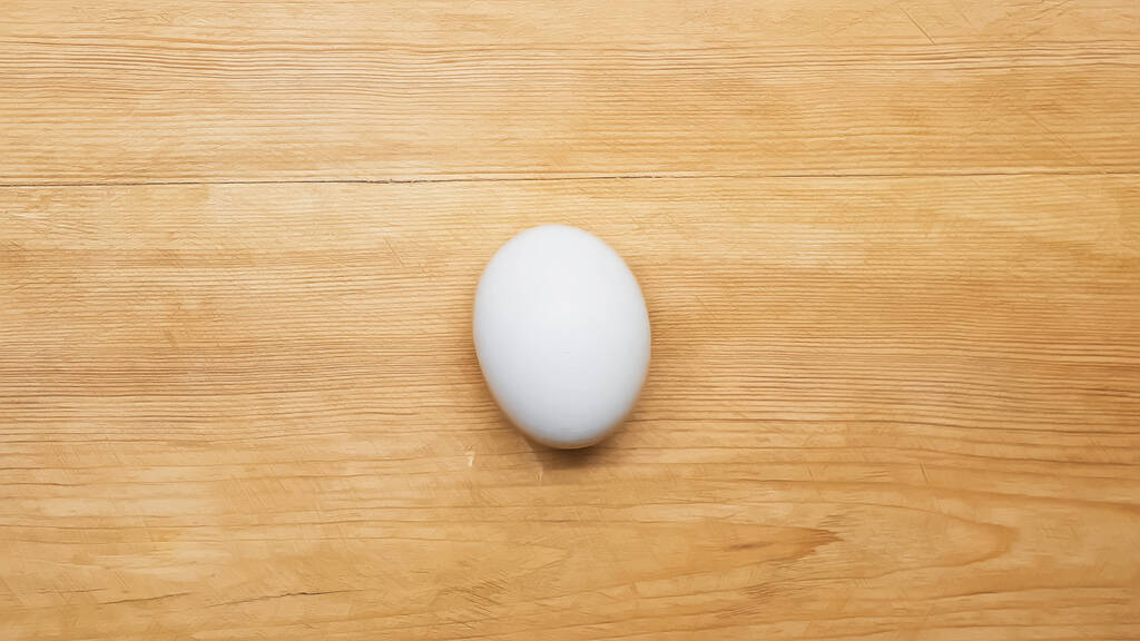 верхний вид белого куриного яйца на деревянный стол - Фото, изображение