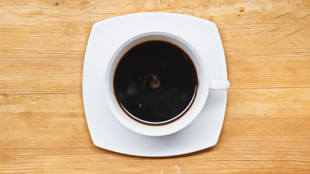 vista superior de café negro en taza blanca sobre mesa de madera - Foto, Imagen