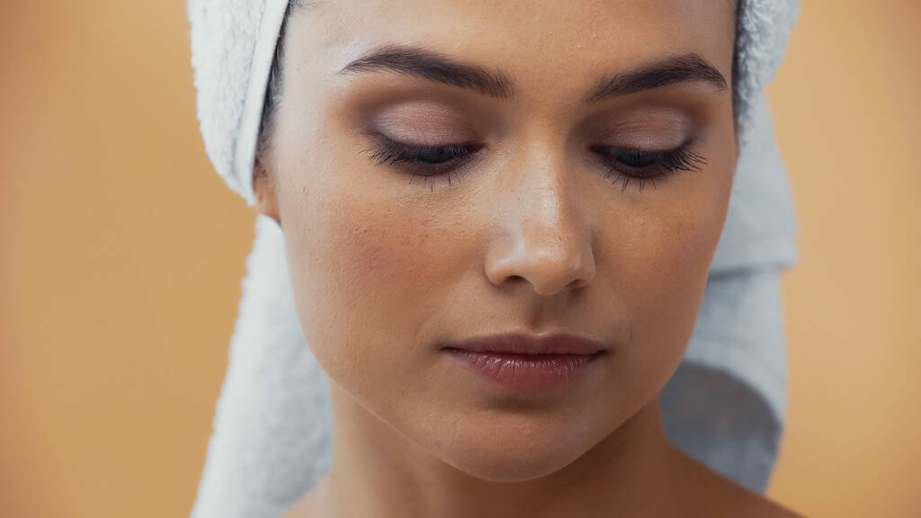 close up vista de mulher com rosto limpo e toalha branca na cabeça isolada em bege - Foto, Imagem