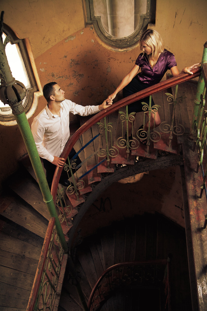 Привлекательная пара на лестнице
 - Фото, изображение