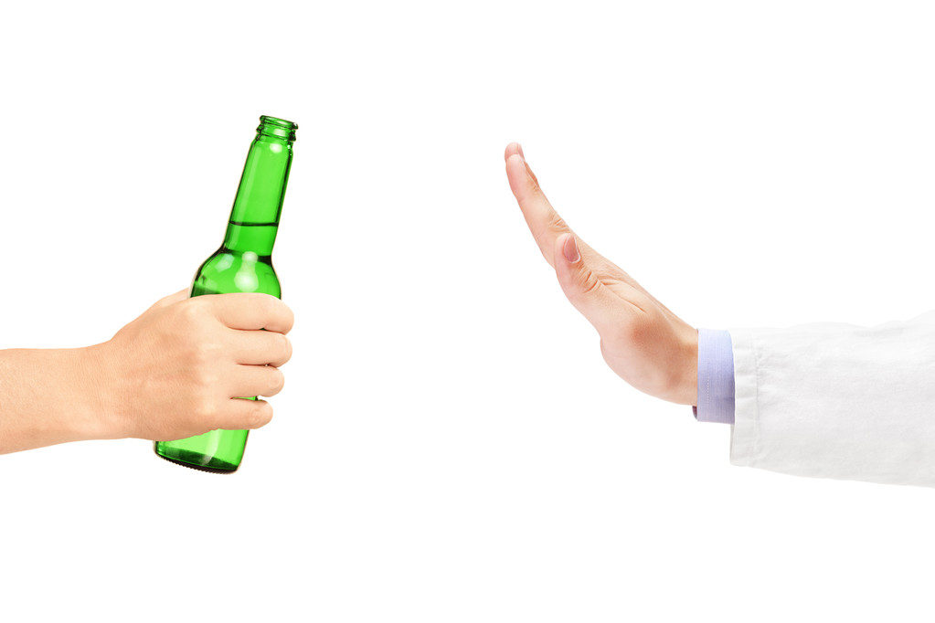 Arzt verweigert Flasche Bier - Foto, Bild