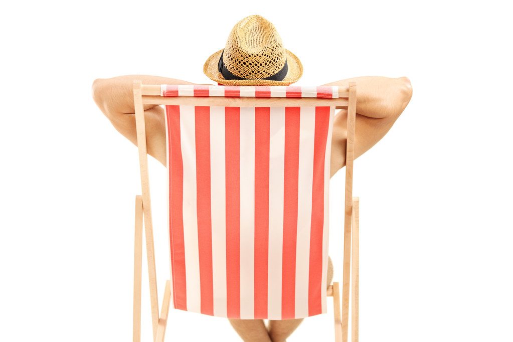 Homme assis sur une chaise de plage
 - Photo, image