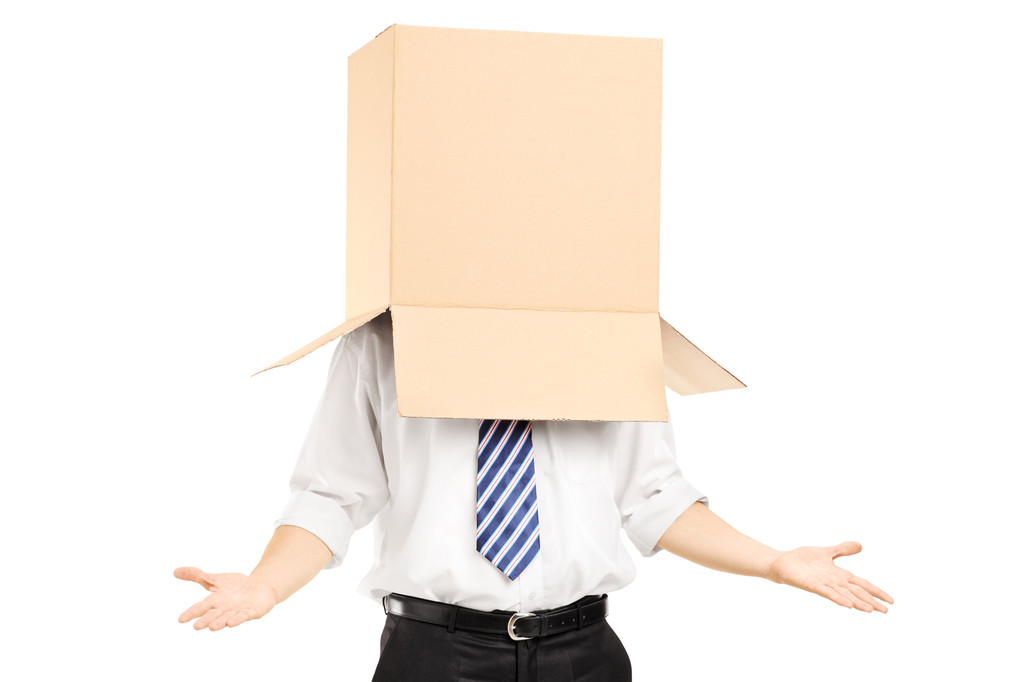 Homem com caixa de papelão na cabeça
 - Foto, Imagem