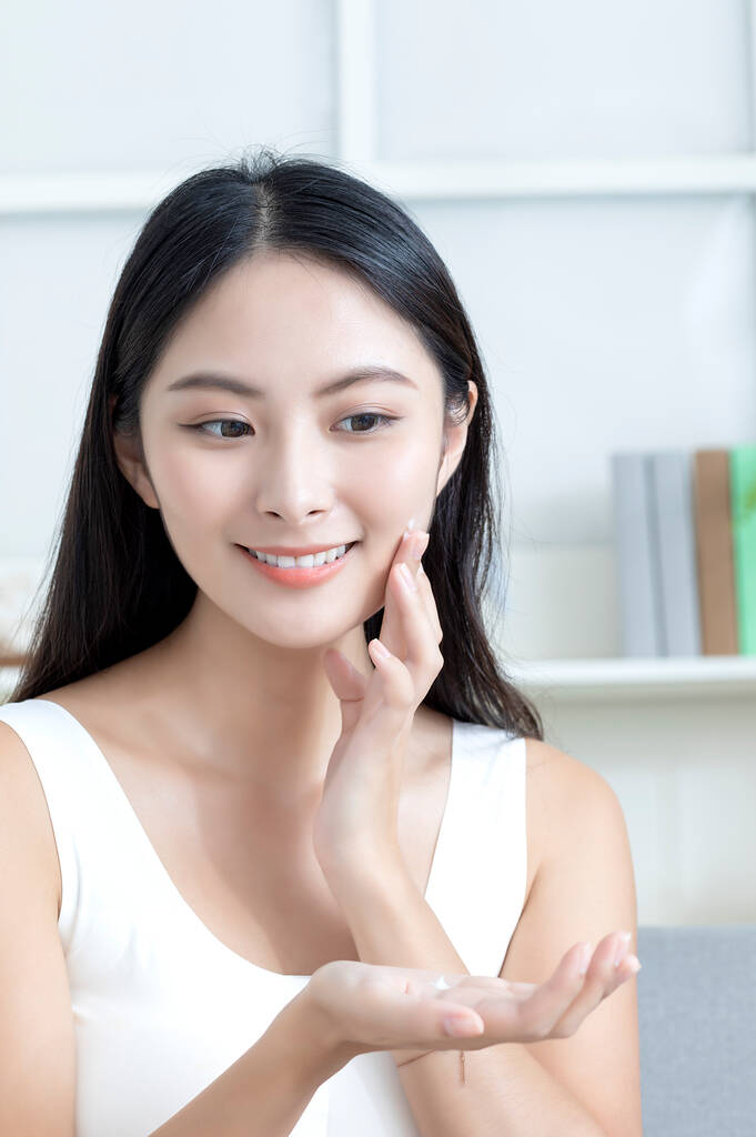 attractive asian girl with skin cream, beauty concept  - Zdjęcie, obraz