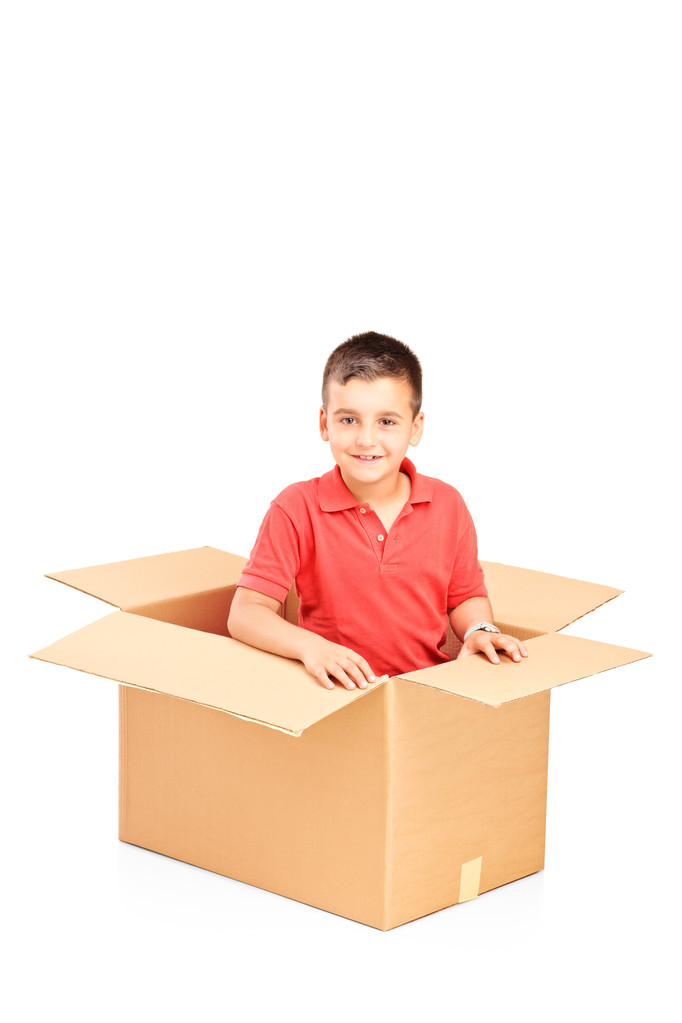 Niño en caja de cartón
 - Foto, Imagen