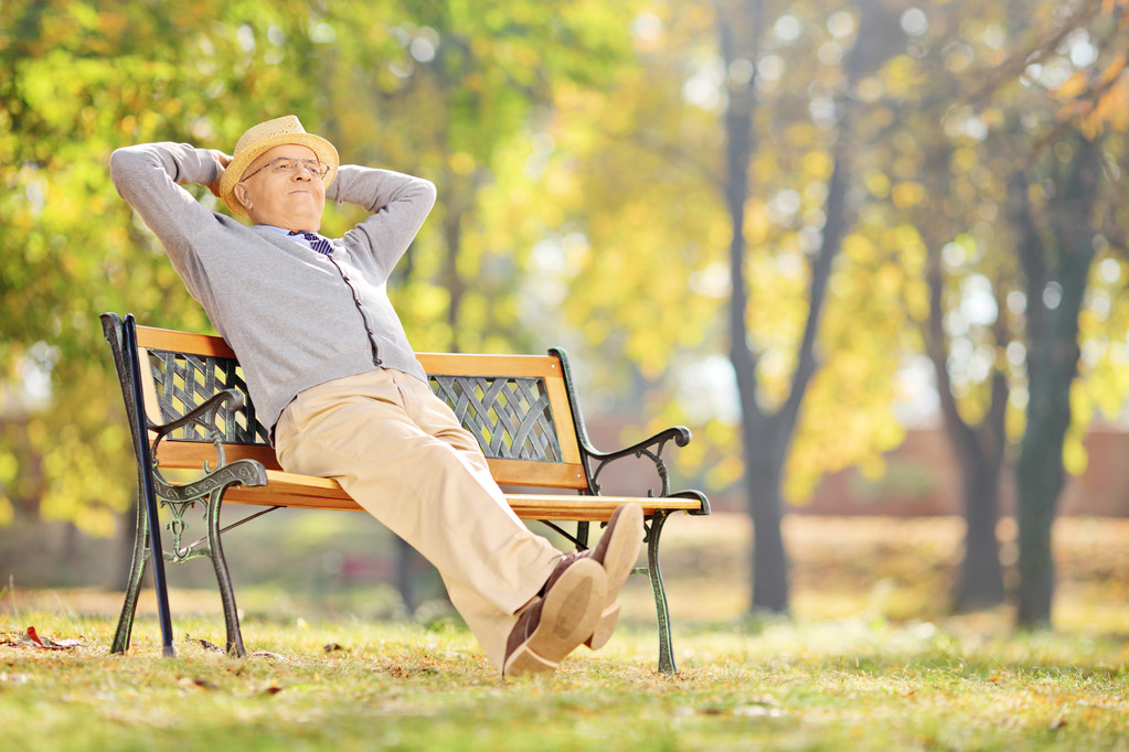 Signore anziano che si rilassa in un parco
 - Foto, immagini