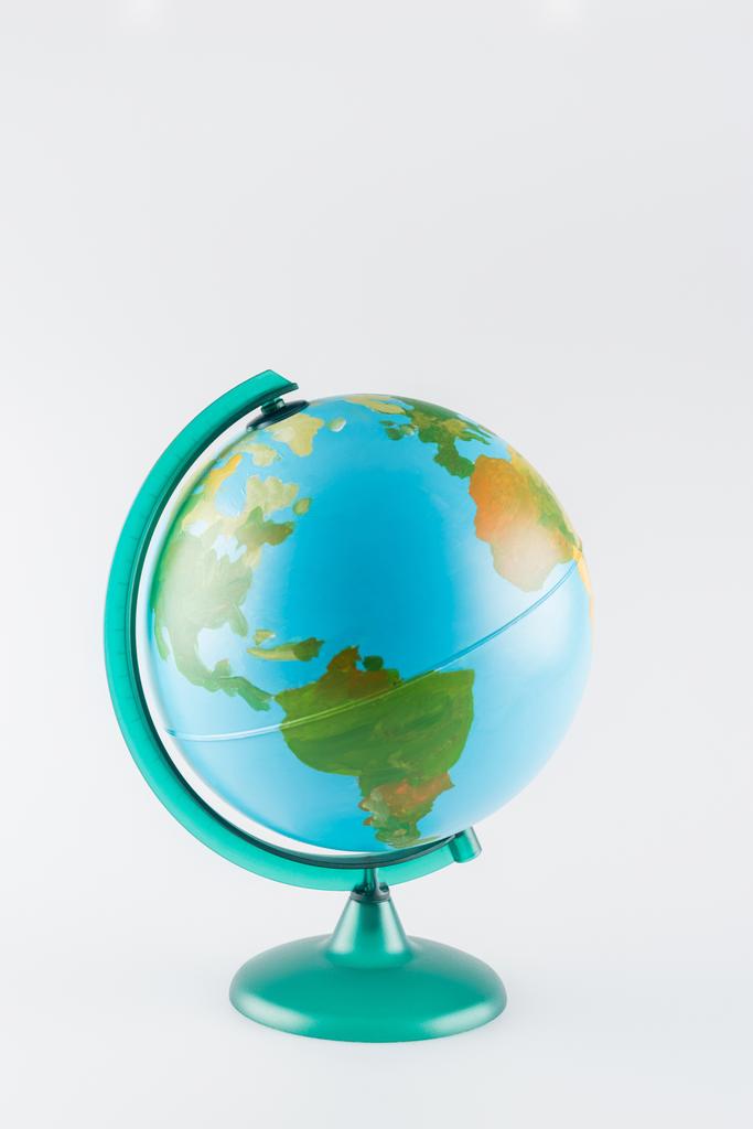 земна куля на підставці ізольована на сірому, концепція екології
 - Фото, зображення