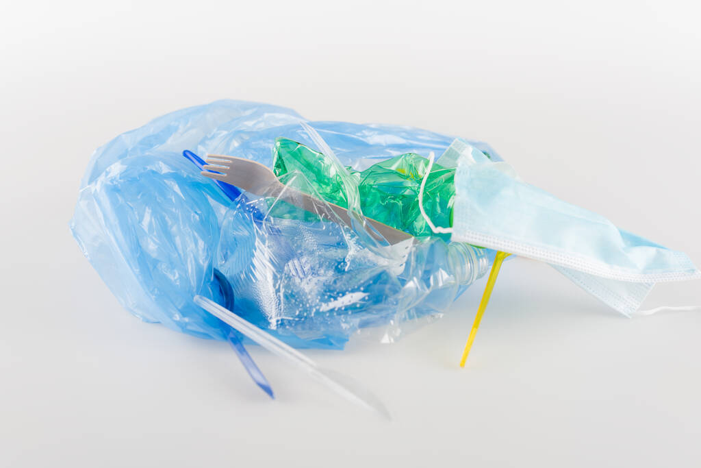 Tıbbi maske plastik çöplerin yanında gri, ekoloji konsepti - Fotoğraf, Görsel