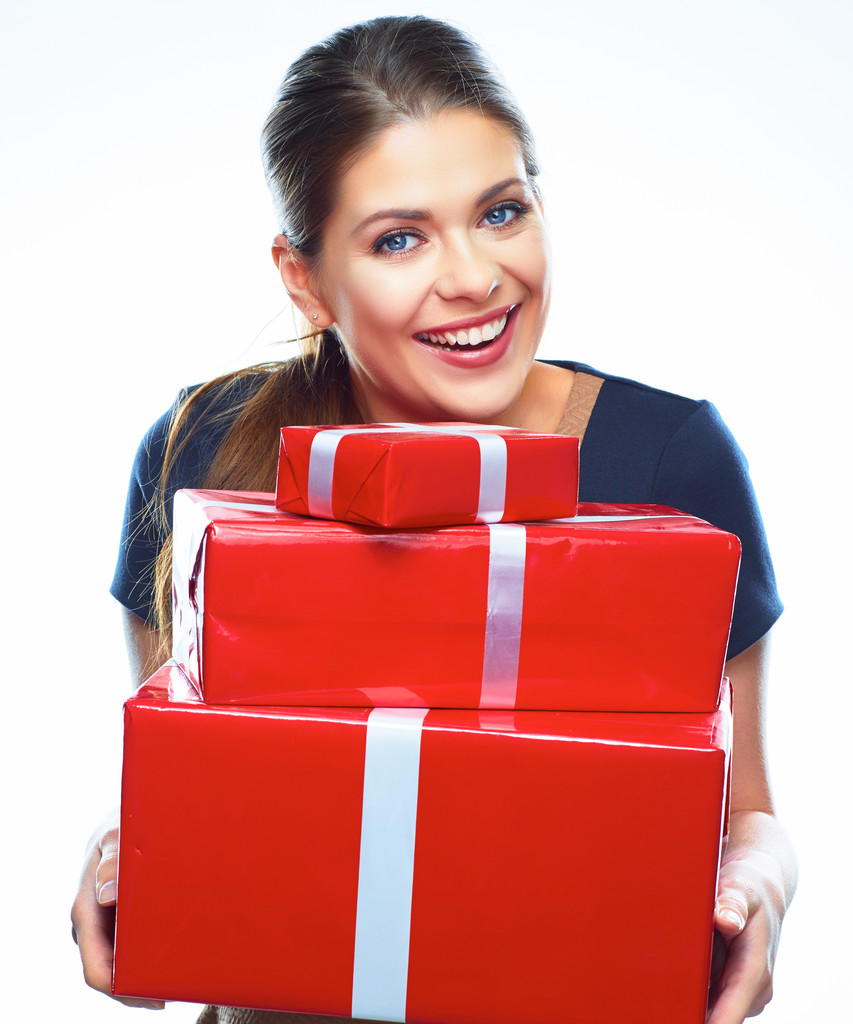 χαμογελαστή γυναίκα κατέχουν κόκκινο δώρα - Φωτογραφία, εικόνα