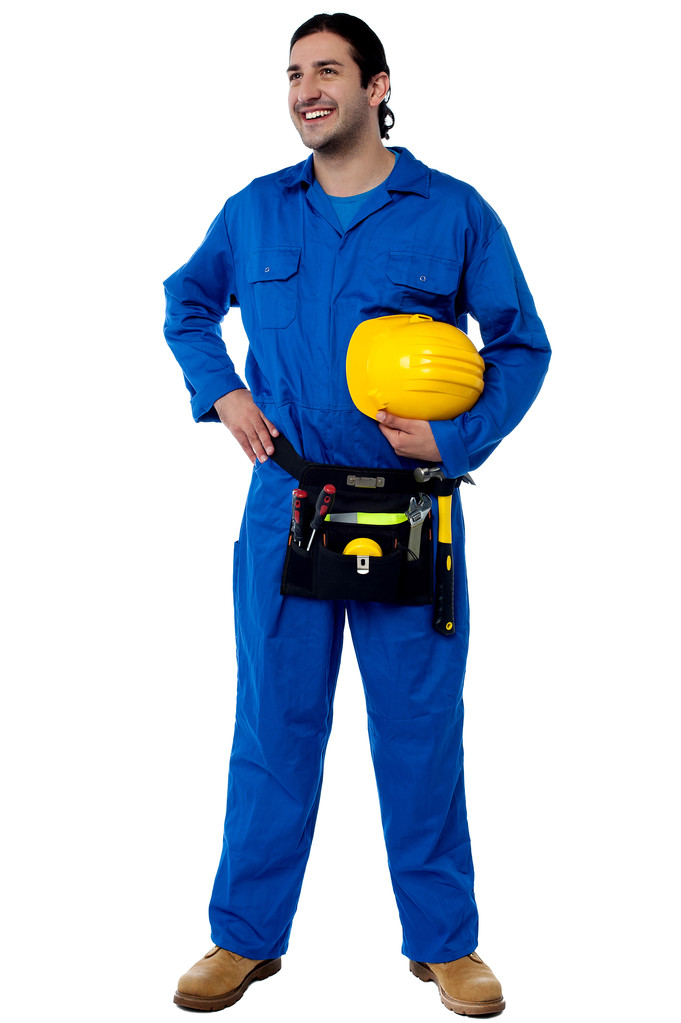 Молодой строитель позирует в каске
 - Фото, изображение