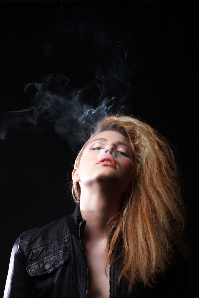 Frau mit Rauch - Foto, Bild