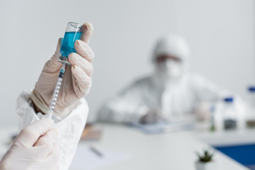 A tudósok vakcinát vesznek fel a fecskendőben a laboratóriumban  - Fotó, kép