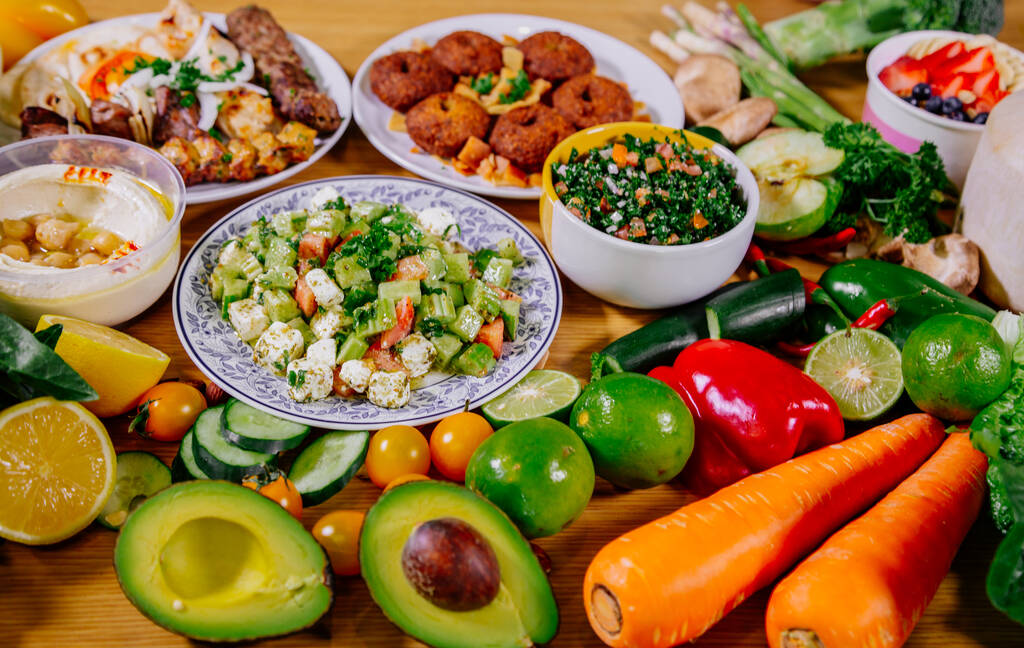 健康食品きれいな食事の選択:果物、野菜、種子、スーパーフード、葉野菜や地中海料理。デトックスときれいな食事。ビタミン、ミネラル、抗酸化物質が多い食品. - 写真・画像