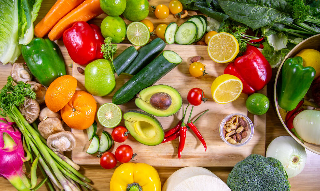 Zdravé jídlo čisté stravování výběr: ovoce, zelenina, semena, superfood, listy zeleniny a středomořské pokrmy. Detoxikační a čistá strava. Potraviny s vysokým obsahem vitamínů, minerálů a antioxidantů. - Fotografie, Obrázek