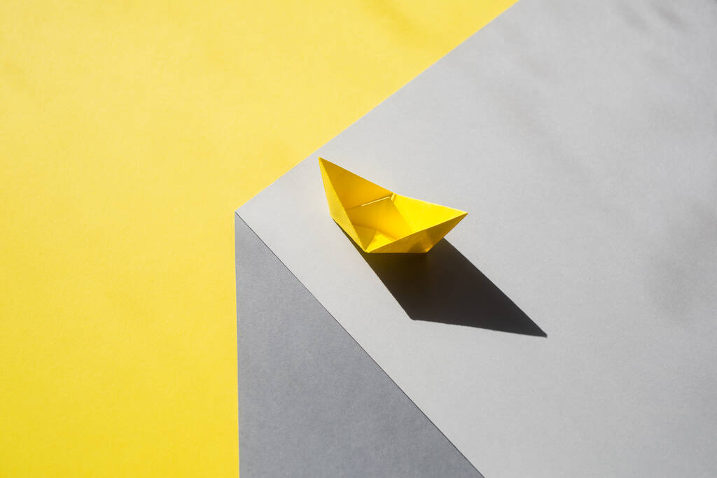 folhas de papel criam ilusão de cubo tridimensional. barco com sombra dura. fundo geométrico em cores tendências do ano 2021. - Foto, Imagem