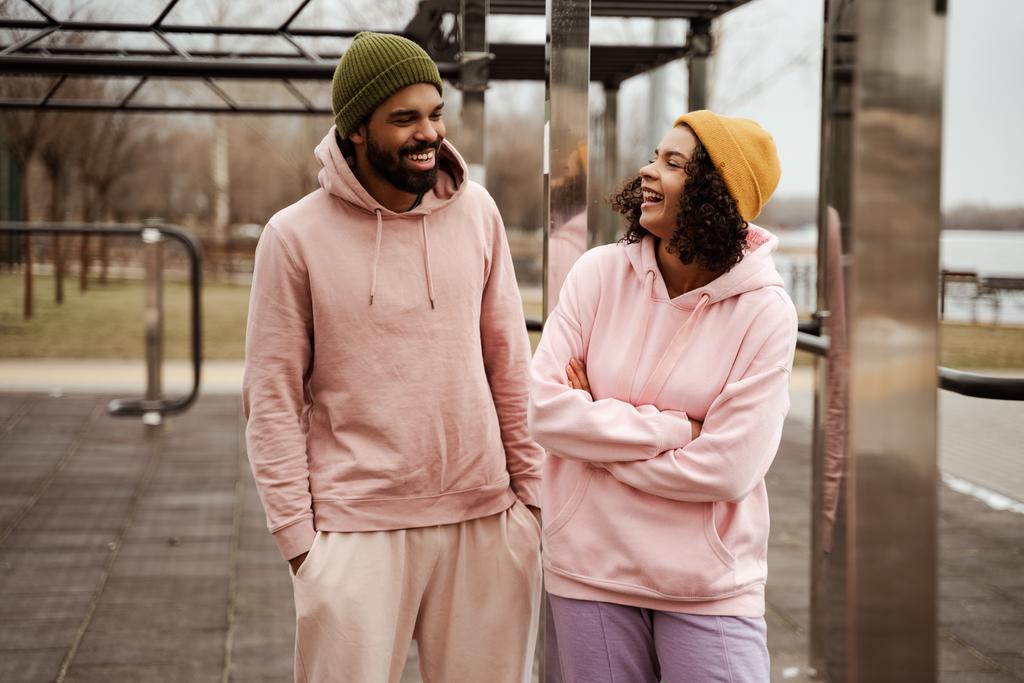 allegra coppia afro-americana in abbigliamento sportivo guardarsi mentre si parla all'aperto - Foto, immagini