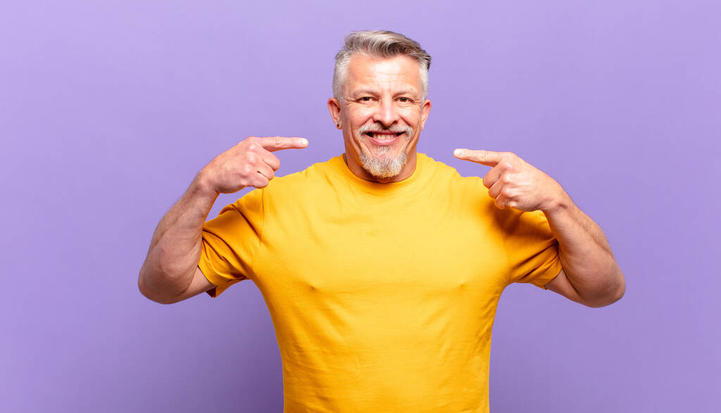 oude senior man glimlachend vol vertrouwen wijzen naar een eigen brede glimlach, positieve, ontspannen, tevreden houding - Foto, afbeelding