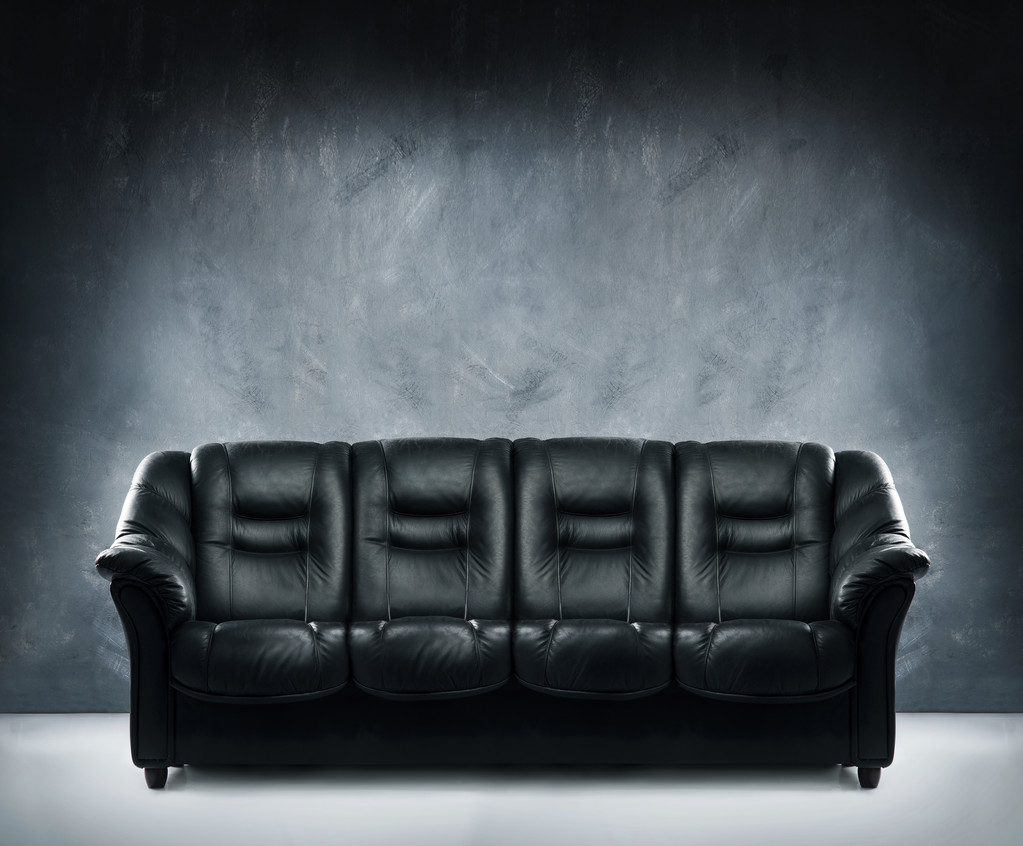Canapé en cuir noir à l'intérieur dramatique
 - Photo, image