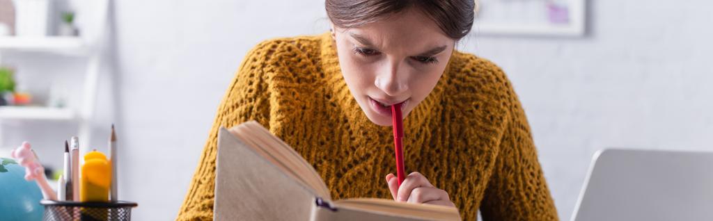 εφηβική κορίτσι ανάγνωση βιβλίο και κρατώντας στυλό, πανό - Φωτογραφία, εικόνα