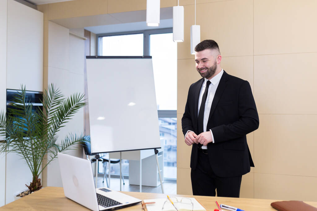 business presentation man in official suit holds meeting online using laptop webcam.during video conference κάνει μια στρατηγική, συνάντηση, ενημέρωση. show on whiteboard σε μια σύγχρονη κλήση γραφείου εξ αποστάσεως - Φωτογραφία, εικόνα